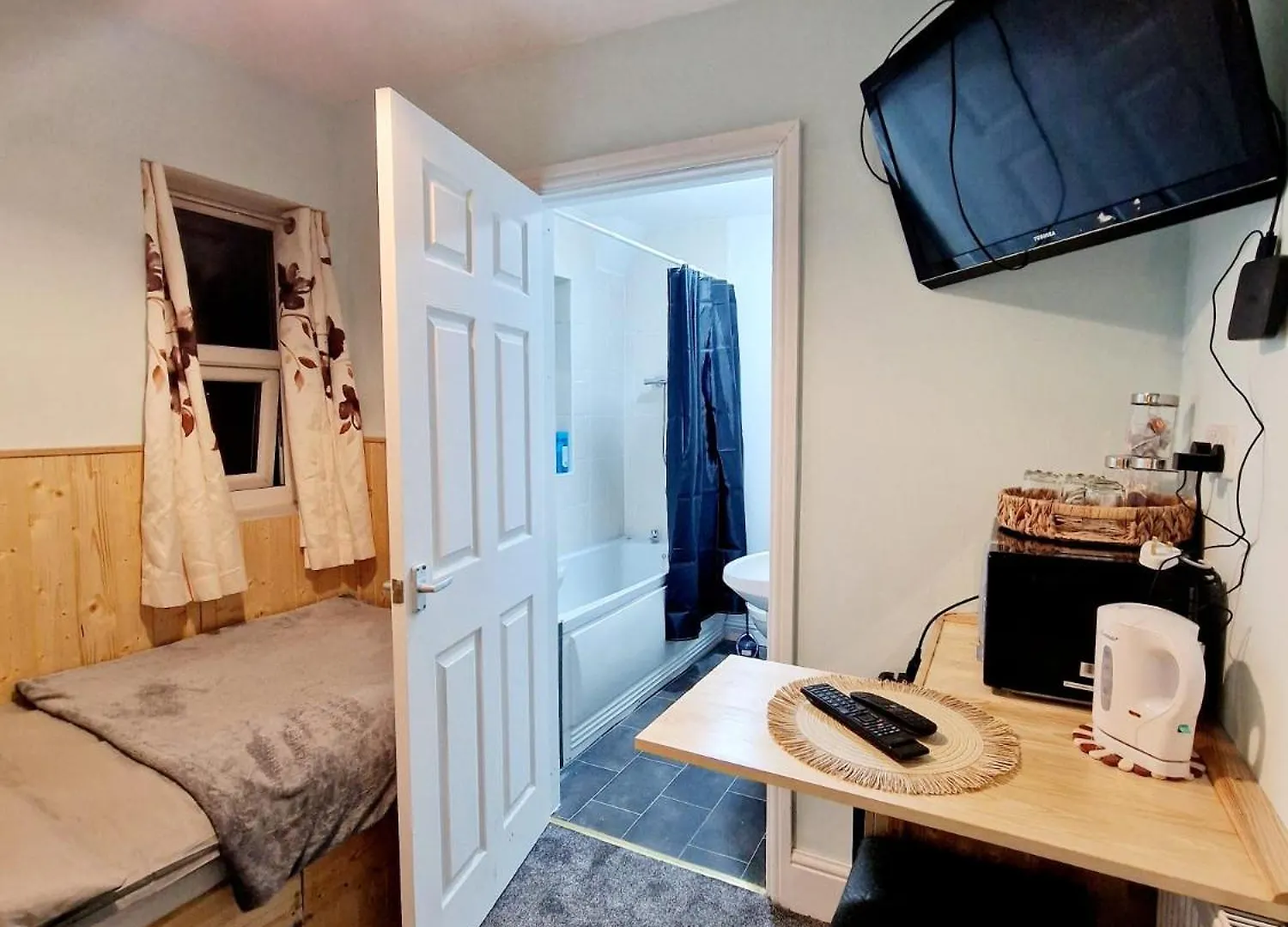 Small Room With Private Bathroom Kingston upon Hull